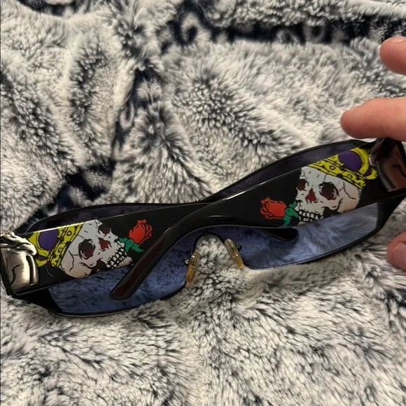 Stylish Black and Sliver Sunglasses Ed Hardy brand skulls on side with 🌹 roses - Picture 8 of 8